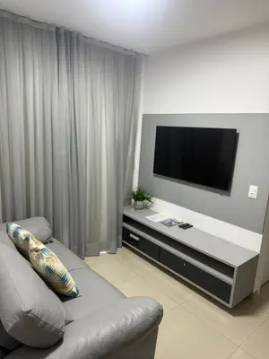 Uma televisão e/ou sistema de entretenimento em Apt p 7 pessoas pé na areia com vista Mar