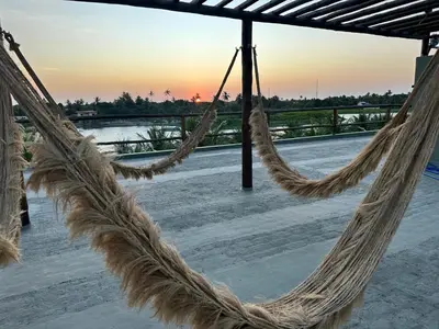 O nascer ou o pôr do sol visto a partir da casa de hóspedes