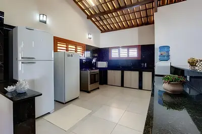 A cozinha ou kitchenette de Casa Luxo 7 Suítes Próx.Beach Park By HOUSINGCEARÁ
