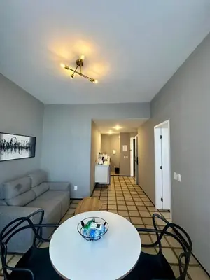 Uma área de estar em 953 Golden flat beira mar 50m2 1 quarto