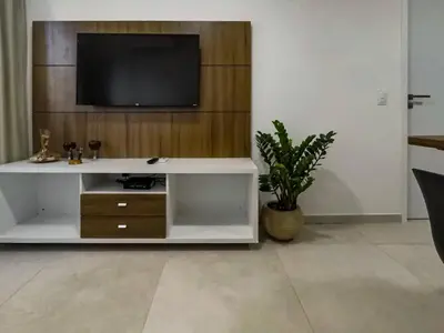 Uma televisão e/ou sistema de entretenimento em Flat 4 Pessoas 500m Praia Meireles Compact