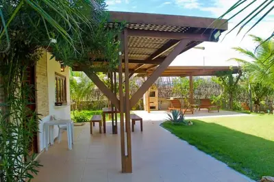 Um jardim no exterior de Kite House Taíba