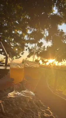O nascer ou o pôr do sol visto a partir do alojamento de turismo selvagem