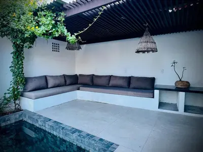 Uma área de estar em Enigma Casa Preá