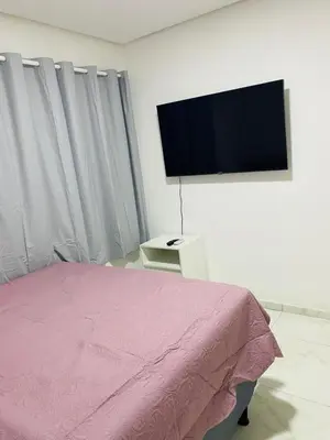 Uma televisão e/ou sistema de entretenimento em Apartamento compacto com vista pro Mar 401