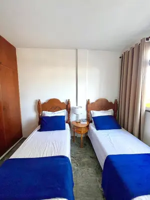 Uma cama ou camas num quarto em Quarto Privativo na AvBeira mar - Apto familiar