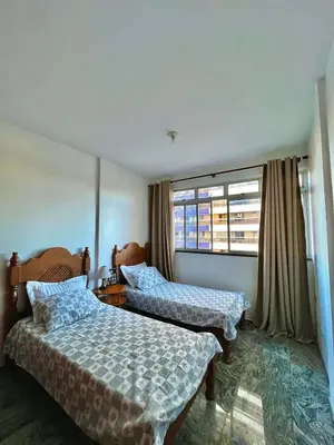 Uma cama ou camas num quarto em Quarto Privativo na AvBeira mar - Apto familiar