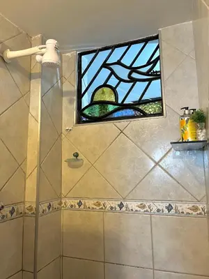 Uma casa de banho em Quarto Privativo na AvBeira mar - Apto familiar