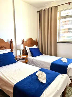Uma cama ou camas num quarto em Quarto Privativo na AvBeira mar - Apto familiar