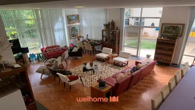 Uma área de estar em Casa em Guaramiranga com Piscina Coberta