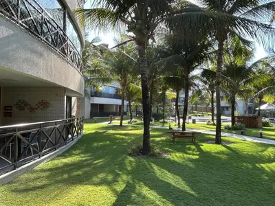 Um jardim no exterior de Ap térreo no Beach Place ideal para família