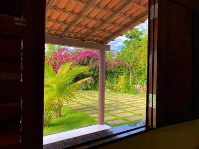 Um jardim no exterior de Sítio Jean Barros