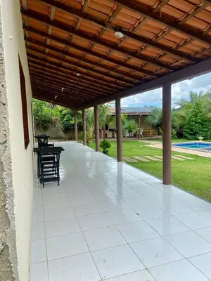 Um jardim no exterior de Sítio Jean Barros
