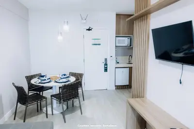 Uma televisão e/ou sistema de entretenimento em Beach Park com Vista Mar - Resort Completo - Administrado por Anfitrião