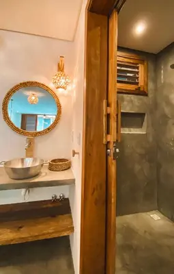 Uma casa de banho em Villa Beleza Prea Beachfront private room