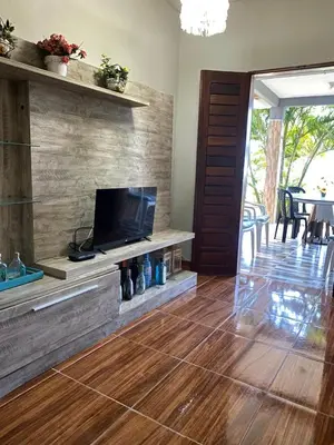 Uma televisão e/ou sistema de entretenimento em Casa de praia do pescador
