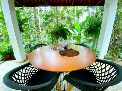 Um jardim no exterior de Complexo Claudia Leal na serra de Guaramiranga