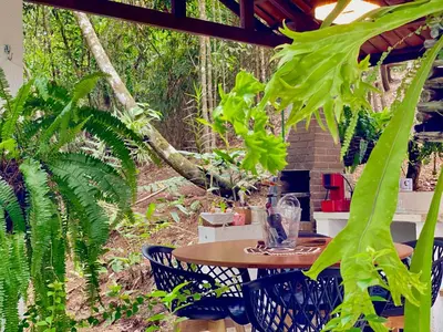 Um jardim no exterior de Complexo Claudia Leal na serra de Guaramiranga