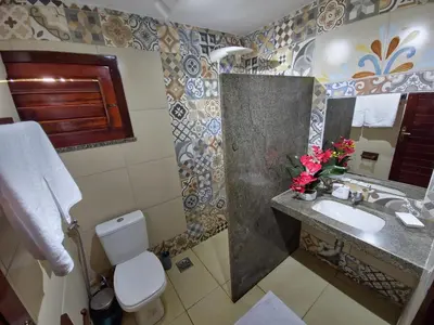 Uma casa de banho em Mansao Santa Rita