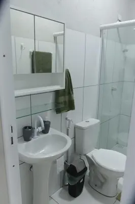 Uma casa de banho em Suítes House Cacique