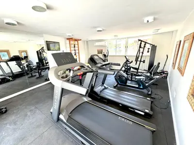 O centro de fitness e/ou as comodidades de fitness de Palm Beach Living, ao lado do Beach Park
