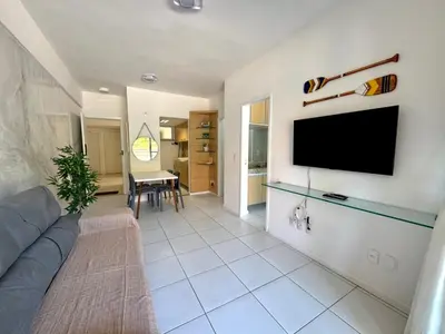 Uma televisão e/ou sistema de entretenimento em Palm Beach Living, ao lado do Beach Park