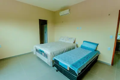 Uma cama ou camas num quarto em caminho da praia