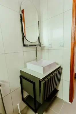 Uma casa de banho em caminho da praia
