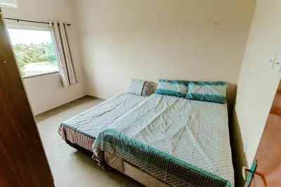 Uma cama ou camas num quarto em caminho da praia