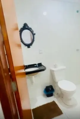Uma casa de banho em Grace Palace