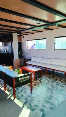 Uma área de estar em Flat Brasil tropical 803
