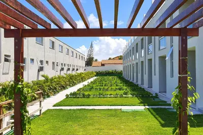 Um jardim no exterior de Beach Townhouses #C17 - Casa espaçosa By Carpediem