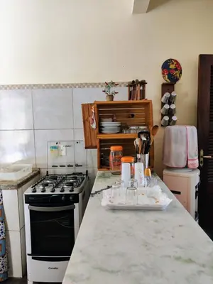 A cozinha ou kitchenette de Casa com churrasqueira, varanda e uma brisa especial