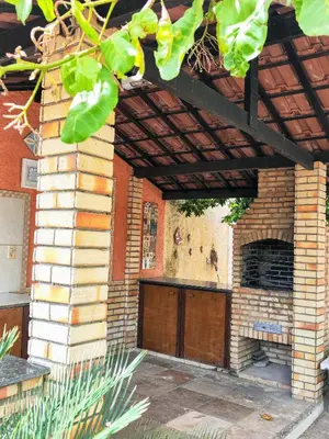 A planta de Casa com churrasqueira, varanda e uma brisa especial