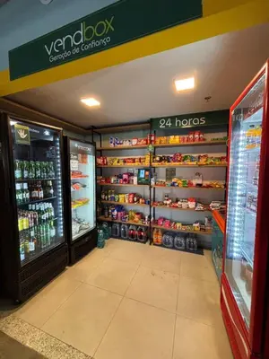 Um supermercado ou outras lojas no apartamento ou nas proximidades