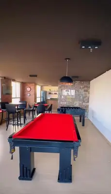Uma mesa de bilhar em Apartamento aconchegante