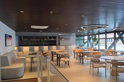Uma área de estar em Studio Quartzo no Meireles com Piscina no Rooftop e Academia
