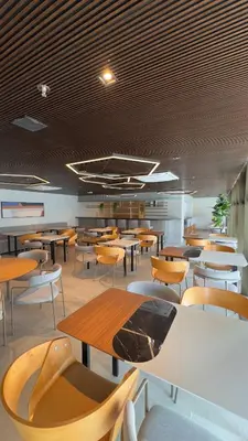 Um restaurante ou outro lugar para comer em Studio Quartzo no Meireles com Piscina no Rooftop e Academia