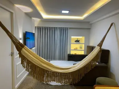 Uma televisão e/ou sistema de entretenimento em Flat av beira mar lindo e aconchegante