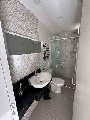 Uma casa de banho em FLAT com vistar localizaçao TOP