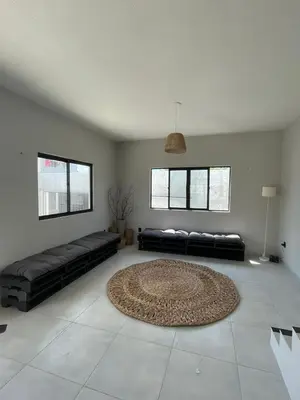 Uma área de estar em Taiba House