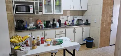 A cozinha ou kitchenette de Apto espaçoso, portaria com segurança 24 horas, 2 vagas de estacionamento coberto, piscina adulto e infantil, 2 quadras da praia, próximo ao Crocobeach e Chico do Caranguejo, UPA, supermercado e shopping Rio Mar