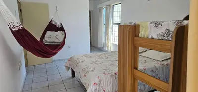 Uma cama ou camas num quarto em Apto espaçoso, portaria com segurança 24 horas, 2 vagas de estacionamento coberto, piscina adulto e infantil, 2 quadras da praia, próximo ao Crocobeach e Chico do Caranguejo, UPA, supermercado e shopping Rio Mar
