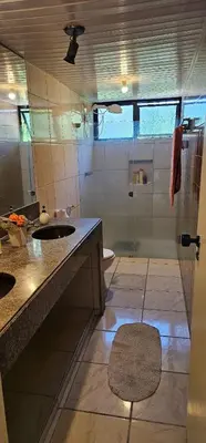 Uma casa de banho em Apto espaçoso, portaria com segurança 24 horas, 2 vagas de estacionamento coberto, piscina adulto e infantil, 2 quadras da praia, próximo ao Crocobeach e Chico do Caranguejo, UPA, supermercado e shopping Rio Mar