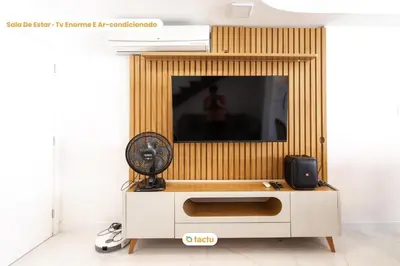 Uma televisão e/ou sistema de entretenimento em Duplex luxo em condomínio ao lado da praia