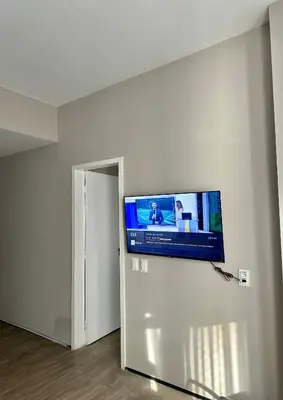 Uma televisão e/ou sistema de entretenimento em 1155 golden 55m2 1 quarto frente mar avenida beira mar