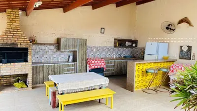 A cozinha ou kitchenette de Maravilhosa casa com piscina
