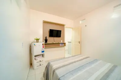 Uma televisão e/ou sistema de entretenimento em Flat para 2 Pessoas a poucos metros do Aeroporto