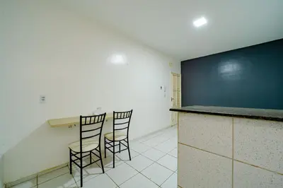Uma televisão e/ou sistema de entretenimento em Flat c Wi-Fi e Ar-condicionado Perto do Aeroporto