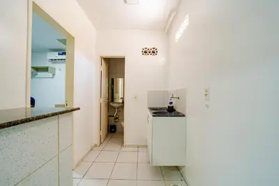 A cozinha ou kitchenette de Flat c Wi-Fi e Ar-condicionado Perto do Aeroporto